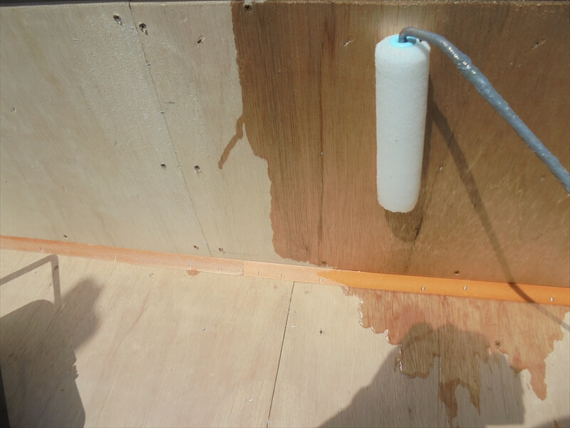 防水工事では、まずは新しいベニヤに下塗りをします。